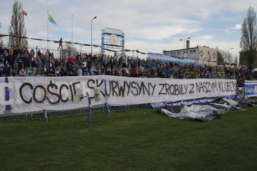 Treść transparentów wywieszonych przed meczem Ruch Chorzów -...
