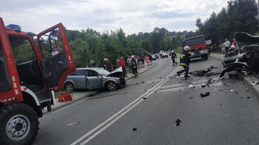 Wypadek na zakopiance w Krzeczowie. Jedna osoba zmarła [ZDJĘCIA]