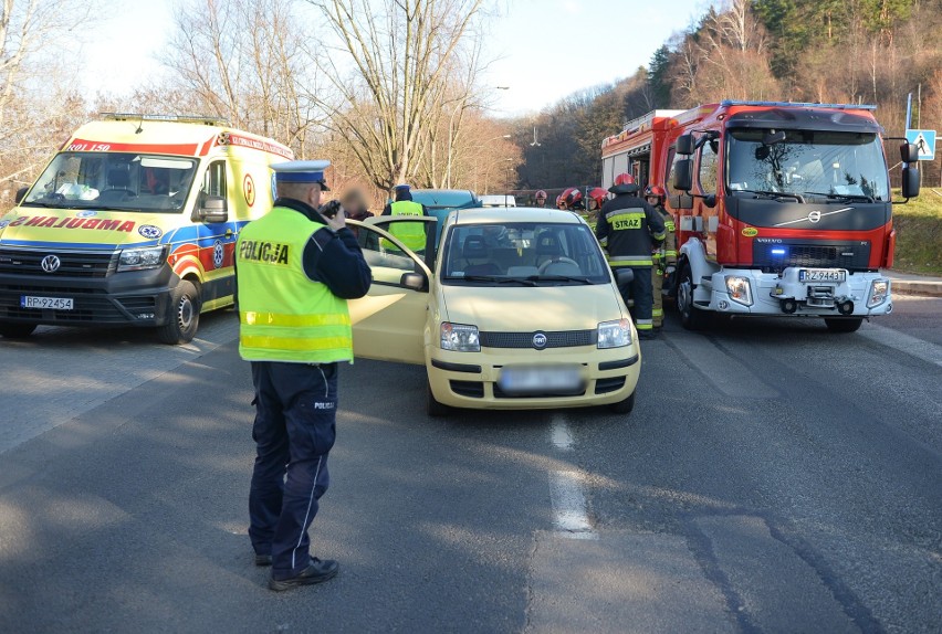 Wypadek w Przemyślu. Na ul. Sanockiej kierujący renault uderzył w tył fiata. Jedna osoba została ranna [ZDJĘCIA]