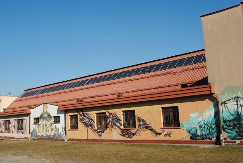 Energia ze słońca dla budynków w gminie Włoszczowie. Trwa montaż fotowoltaiki (ZDJĘCIA)