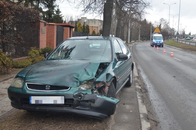 Wypadek na ul. Łagiewnickiej. Dwie osoby ranne w kraksie z udziałem radiowozu [ZDJĘCIA]