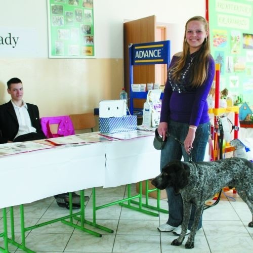 Paulina Klimek z maskotką dni otwartych - psem Aztkiem. Gimnazjaliści, którzy odwiedzili szkołę, mogli nie tylko obcować ze zwierzętami, ale także uzyskać szereg fachowych porad na tematy z nimi związane.