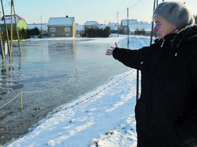 &#8211; To po prostu straszne, cała ta woda napłynęła bardzo szybko &#8211; mówi Halina Borowska z Tykocina. Jej dom (w tle) jest zagrożony. &#8211; Nie wiem, co będzie dalej. Chyba będę czuwać całą noc.