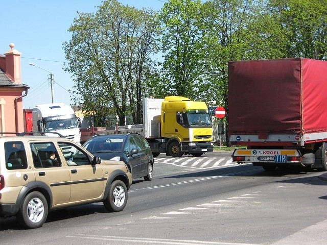 Dzieci bawiąc się na placu zabaw muszą wdychać samochodowe spalin