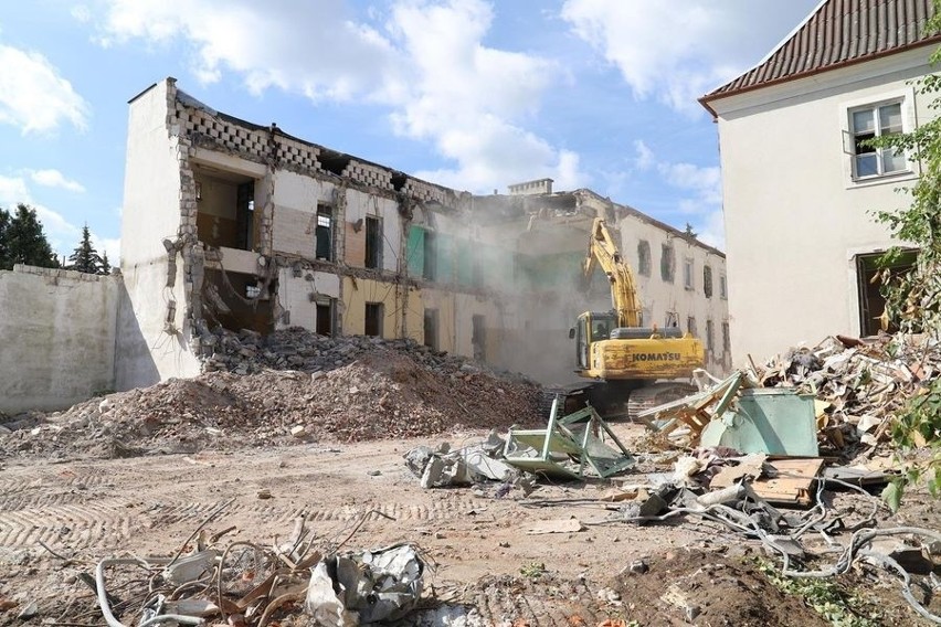 Wyburzanie budynków po komendzie policji w Ostrołęce. Nowe zdjęcia. 14.07.2022