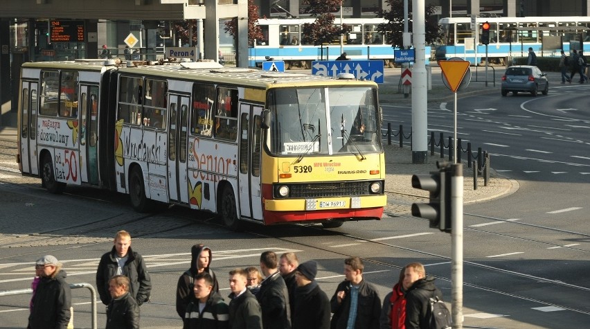 Ikarusy ostatni raz przejechały przez Wrocław (ZDJĘCIA)