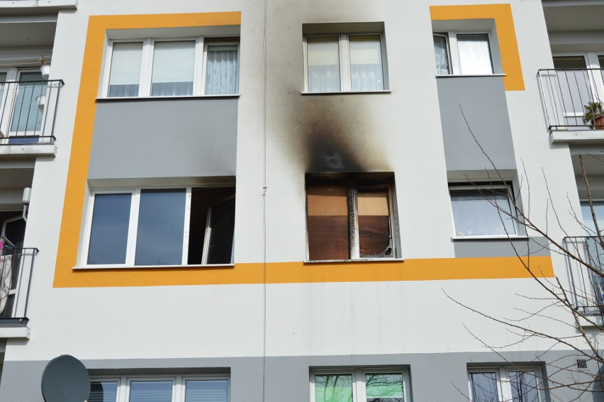 Aktualizacja. Pożar mieszkania w Bytowie. Ewakuowano 12 osób, w tym 5 dzieci. Ktoś zaprószył ogień (zdjęcia)