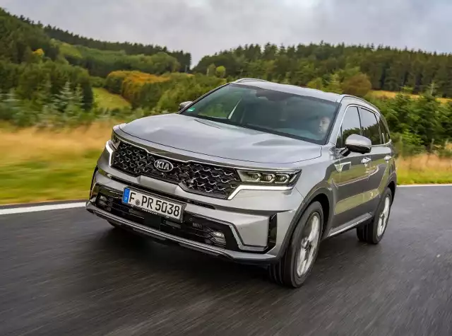 Kia Sorento nie jest być może najpopularniejszym wyborem wśród poszukujących dużego, rodzinnego SUV-a, ale stanowi bardzo ciekawą alternatywę dla starszych i zazwyczaj droższych konkurentów marek premium. Oszczędny napęd hybrydowy, mnóstwo przestrzeni w środku, świetne wyposażenie i komfort jazdy mogą przekonać nawet największych sceptyków.