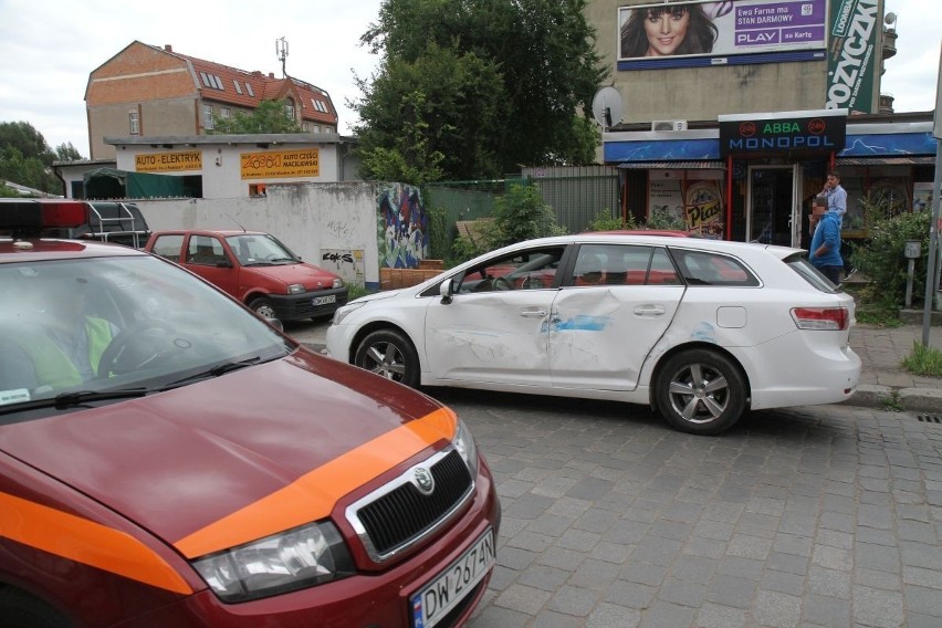 Wrocław: Wypadek na Hubskiej. Tramwaj linii 31 zderzył się z toyotą (ZDJĘCIA)