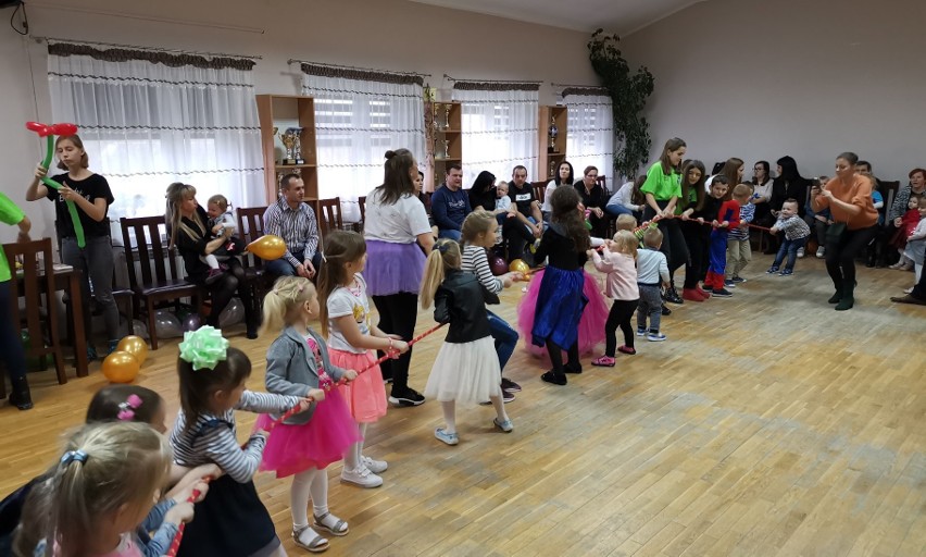 Dzieci z gminy Stara Błotnica bawiły się podczas balu w...