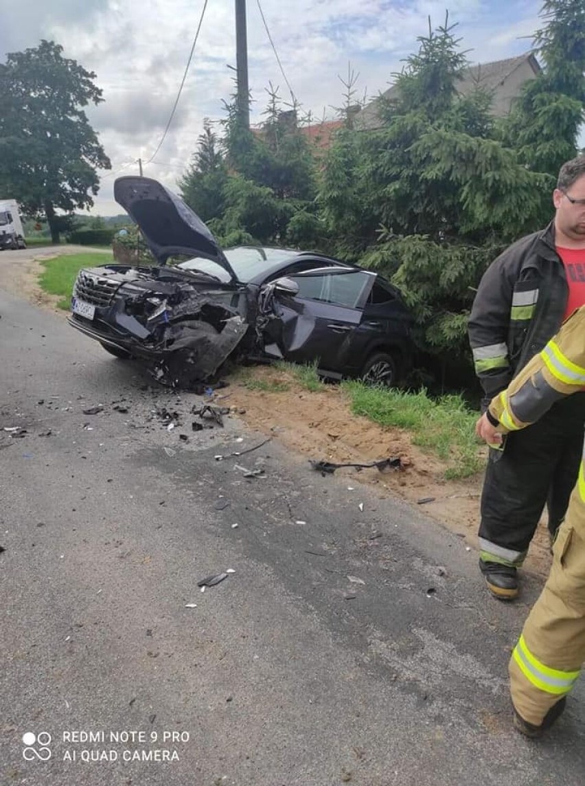 Wypadek w Nowej Karczmie 5.07.2021. Zderzenie czołowe na drodze wojewódzkiej nr 221. Jedna osoba ranna. Zdjęcia