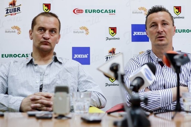 Trenerzy Tomasz Hajto (z prawej) i Dariusz Dźwigała (z lewej) zostają w Jagiellonii