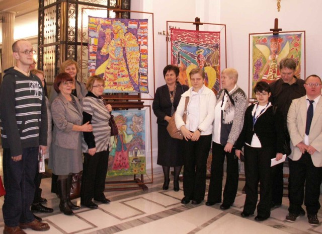 Uczestnicy warsztatów ze Stalowej Woli i Krakowa ze swoimi opiekunami na wystawie "Anioły Europy&#8221; w Sejmie.