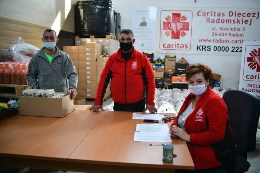 W Radomiu Caritas przygotował paczki na święta dla ludzi będących w trudnych warunkach 