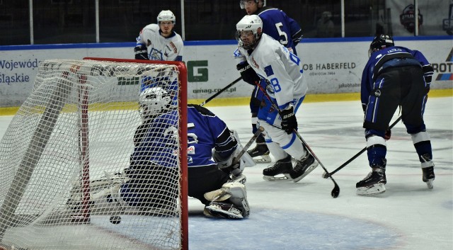 Europejska Uniwersytecka Liga Hokejowa: Sabers Oświęcim - HC Uniza Żilina 11:2. Na zdjęciu: Wasilij Jerassow strzela dziesiątą bramkę dla oświęcimian.
