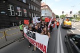 Protest pracowników MOPR-u w Bytomiu. Domagają się podwyżki od prezydenta miasta. Ulicami miasta przeszedł marsz