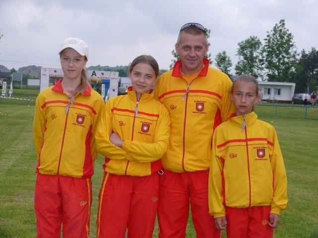 Trener Zdzisław Perepiczko z zawodniczkami, które wygrały rywalizację w &#8222;Czwartkach Lekkoatletycznych&#8221;. Od lewej Dominika Burchan, Kinga Kowalska i Joanna Gozdek.