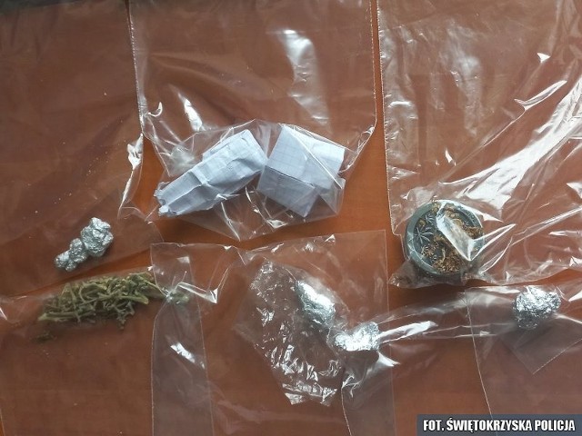 Policjanci skontrolowali samochód nastolatka z gminy Chmielnik i znaleźli substancję zidentyfikowaną jako mefedron