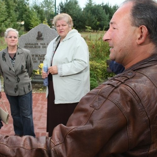 - Sam diabeł zagradza nam tę drogę - mówi Janina Kostrzewa. - Nawet za komuny nie mieliśmy takich problemów. Za to teraz, przez polityczne przepychanki, nie możemy dojechać do kościoła - dodaje ksiądz Janusz Koplewski (po prawej).