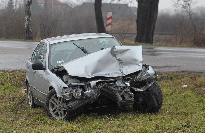 Mercedes zderzył się z BMW. Poszkodowany był pijany i bez prawa jazdy [ZDJĘCIA]