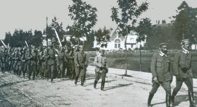Kompania szkolna Związku Strzeleckiego. Na czele komendant główny Józef Piłsudski i szef sztabu Kazimierz Sosnkowski, 19 sierpnia 1913 roku.
