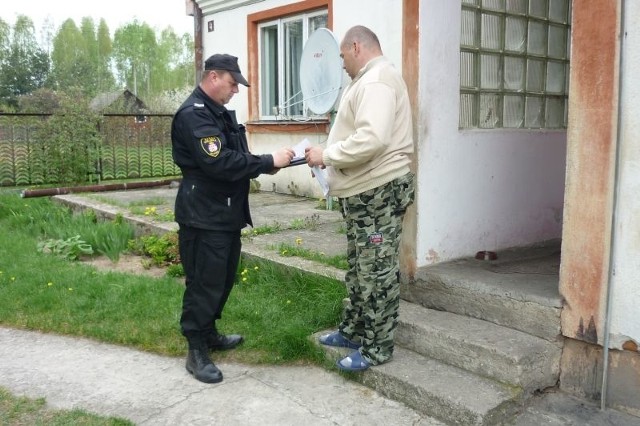 Inspektor Straży Miejskiej, Robert Zuzankiewicz sprawdzał czy mieszkańcy Radomia mają podpisane umowy na wywóz śmieci z posesji.