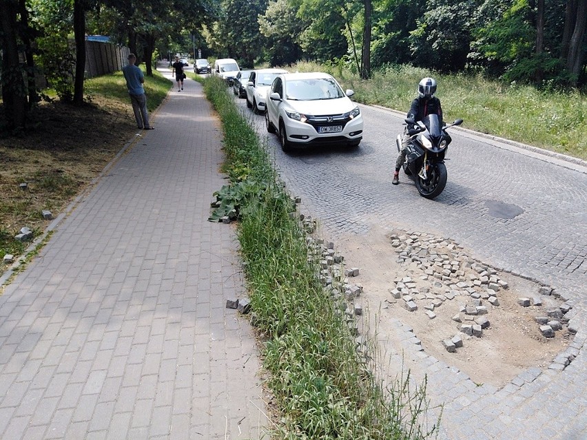 Ołtaszyńska rozlatuje się kostka po kostce. Strach tam jeździć! (ZDJĘCIA)