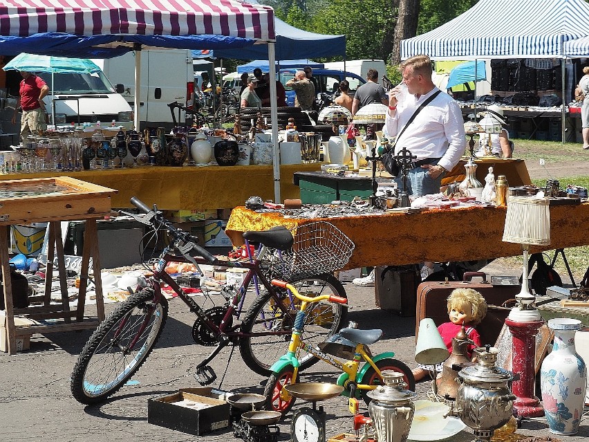 Moto Weteran Bazar w Łodzi. Powróciła największa giełda kolekcjonerska w Polsce. Syrena, Polonez, motorynka, Komar, Junak           