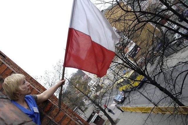 Flagi na szkole nr 2 w Słupsku wywieszono już w piątek.