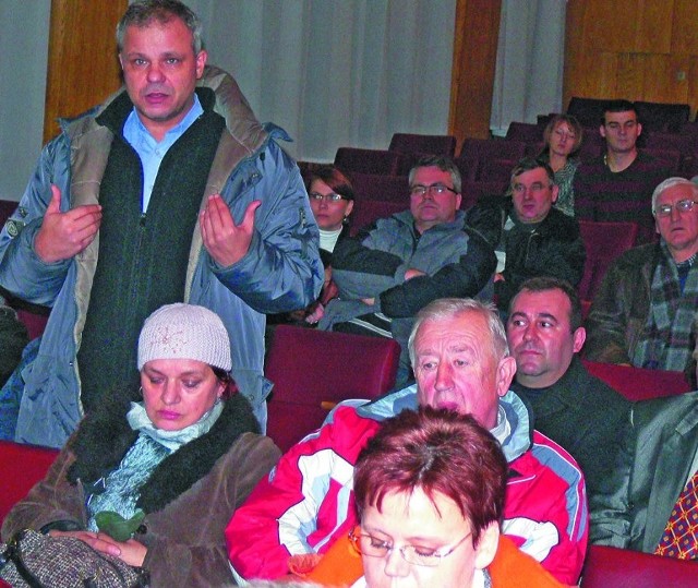 W roli mediatora wystąpił Andrzej Karaś (z lewej). Udało mu się załagodzić sytuację. Zebrani przystali na propozycję, żeby z przedstawicielami inwestora spotkać się w innym terminie.