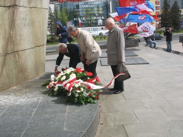 Kwiaty z okazji 1 Maja złożyła także delegacja Komunistycznej Partii Polski
