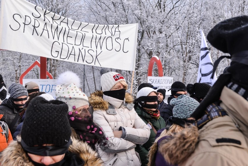 Niemy protest w Gdańsku. Gdańszczanie zaprotestowali przeciwko dekomunizacji ulicy Dąbrowszczaków w ramach akcji "Skradziona Sprawiedliwość"