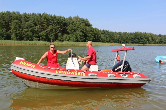 Ratownicy lipnowskiego WOPR patrolują na lądzie, ale także na łódce. Warto wybrać miejsca, w których obecni są ratownicy, będzie bezpieczniej i nie chodzić do wody po alkoholu