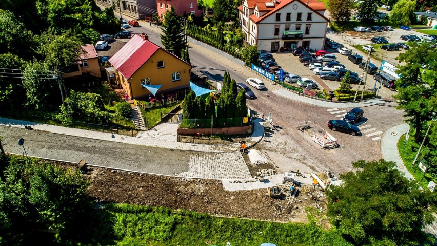 Ulica Szpitalna w centrum Wieliczki zyskała chodnik i nową...