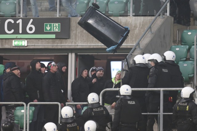 Trzech kiboli z zakazami wstępu na imprezy masowe po meczu Śląsk - Arka