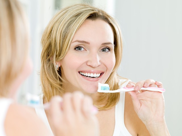 Zęby powinniśmy myć co najmniej dwa razy dziennie, a najlepiej szczotkować je po każdym posiłku