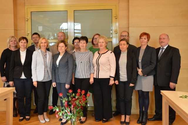 Dziś nauczyciele i dyrektorzy z gminy Chojnice dostali nagrody. W kopercie... Nie mogło też zabraknąć pamiątkowej fotki.