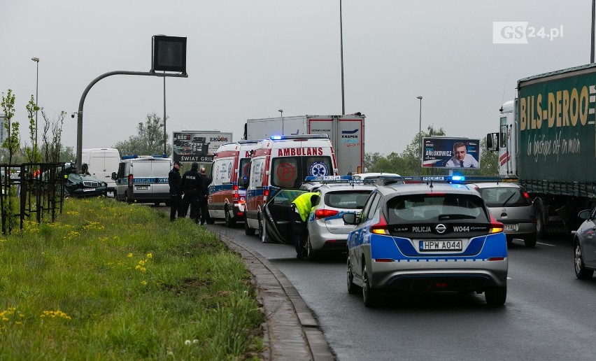 Tragiczny wypadek na Basenie Górniczym w Szczecinie. Nie żyje 63-letni kierowca mercedesa [ZDJĘCIA]