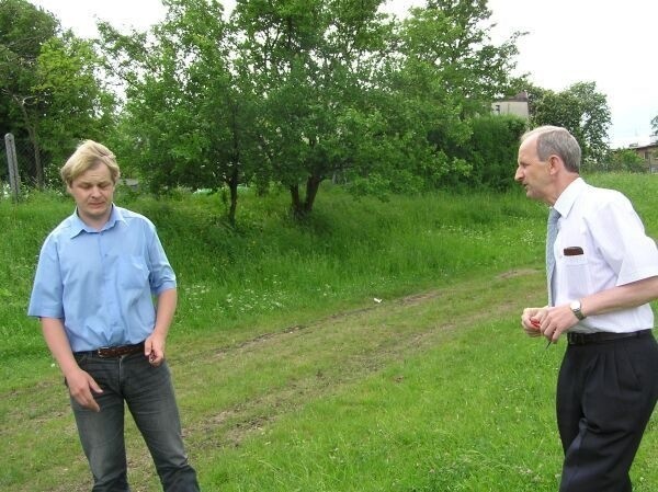 O planach rozbudowy szkoły w Kijach opowiadają dyrektor Gustaw Kot (z prawej) oraz jego zastępca, Grzegorz Kudasiewicz.