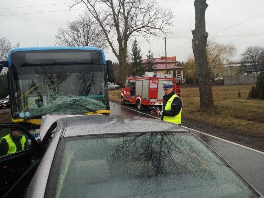 Czołowe zderzenie z autobusem w powiecie kutnowskim [zdjęcia]