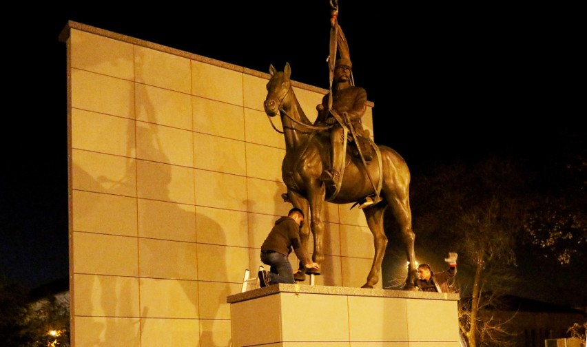 Piłsudski przyjechał do Nowego Sącza. Monument stanął przy Alejach Wolności