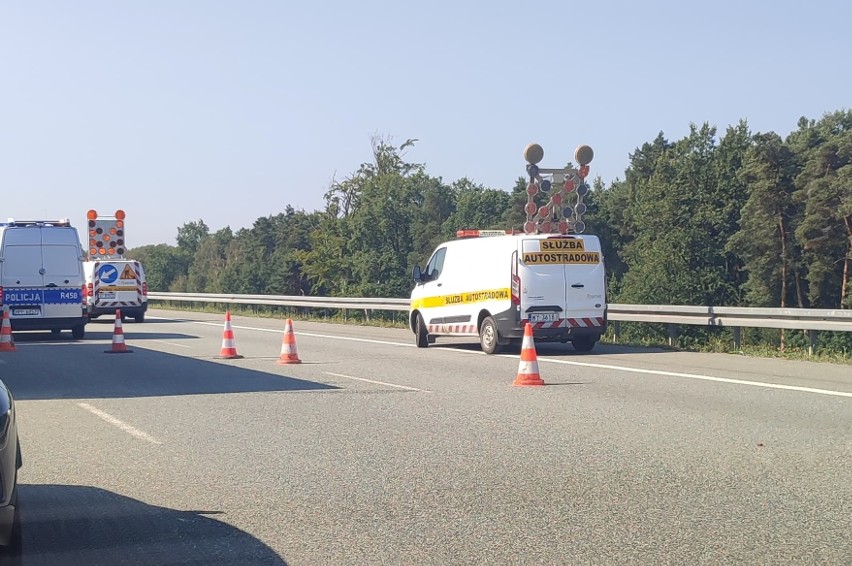 Podróżujący samochodem zdążyli opuścić auto zanim pożar...