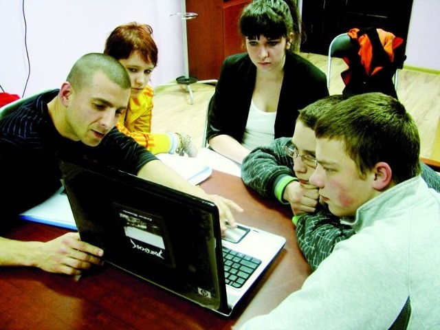 Michał (od lewej), Sylwia, Beata, Mariusz, Kamil oraz Krystian przynajmniej raz w tygodniu spotykają się w podziemiach budynku straży miejskiej. Tu pracują nad koncepcją filmu.