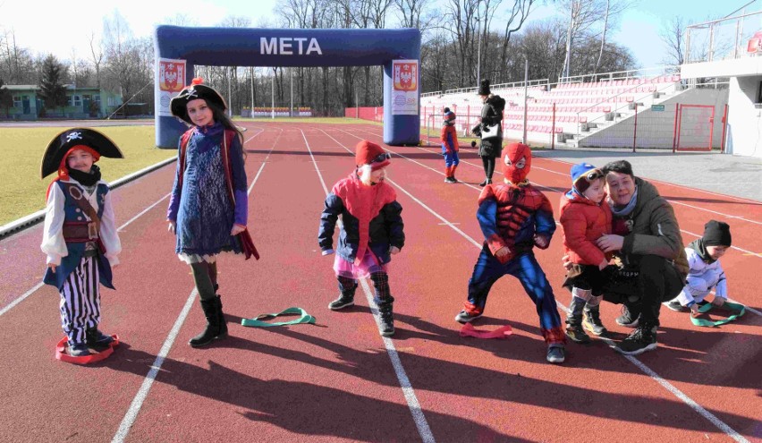 W blokach startowych stanęli obok siebie mumia, spiderman,...