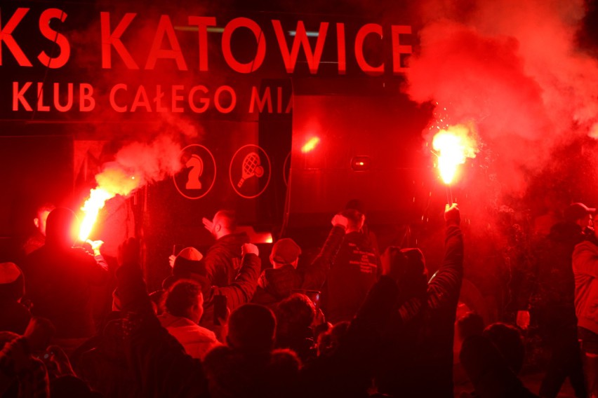 Kibice na powitanie hokeistów GKS Katowice obok Satelity...