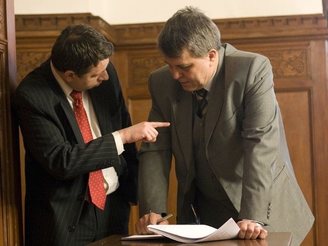 Radni Robert Kujawski (PiS) i Wojciech Gajewski (SLD) głosowali odmiennie w sprawie budżetu.
