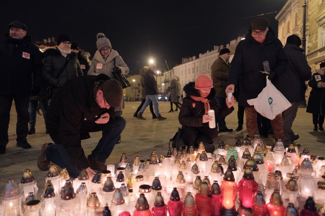 Lublin solidarny z Gdańskiem. Ostatnie spotkanie lublinian chcących wspomnieć i zapalić znicz dla tragicznie zmarłego Pawła Adamowicza