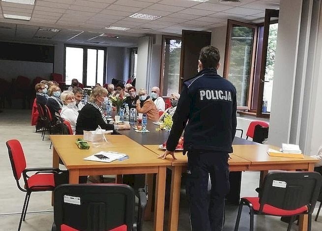 Słupscy policjanci regularnie przeprowadzają spotkania z...