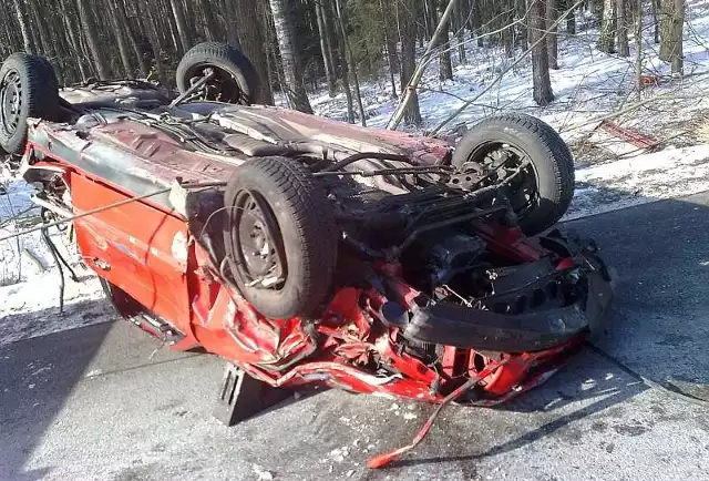 Kierowca BMW wypadł przez szybę, pasażer wyszedł z samochodu o własnych siłach.