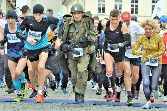 Start biegu w Oświęcimiu na 5000 metrów. Wśród uczestników najbardziej oryginalnie ubrany biegacz - Bogdan Gaweł.